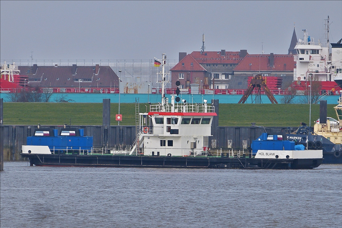 . Baggerschiff „Hol Blank“, (Wasserinjektionsgerät), ENI: 04805640, Bj 2006, gesehen bei einer Hafenrundfahrt nahe Bremerhaven. 
Die Arbeitsweise unterscheidet sich gegenüber den normalen Saugbaggerschiffen dadurch dass der Schlick in den Schleusen und Hafenbecken nicht aufgesaugt wird sondern mit Düsen unter hohem Druck aufgewirbelt wird und mit der normalen Strömung abtransportiert wird.           
Erklärt wird dies im Wikipedia unter folgendem Link: https://de.wikipedia.org/wiki/Wasserinjektionsgerät   09.04.2018   (Hans)