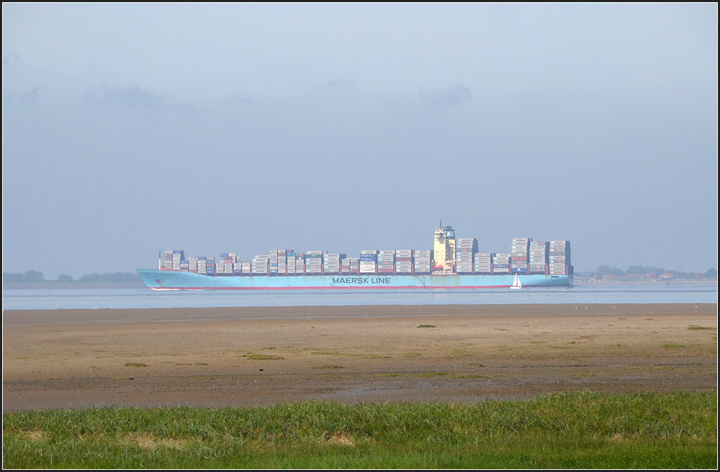 . Bald ist das Ziel erreicht - 

Ein unerkannt gebliebenes Containerschiff der Mærsk Line wird bald Wilhelmshaven erreichen. Gesehen von der Insel Mellum aus. 

17.06.2013 (J)  