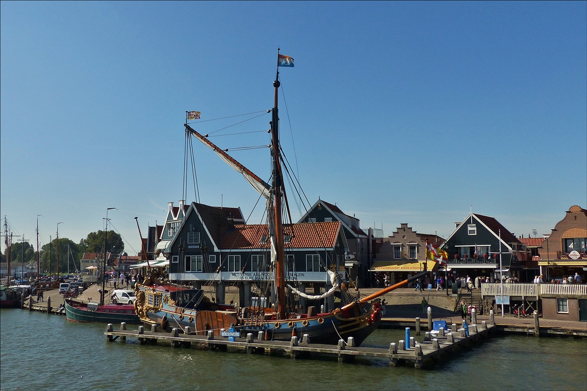 . Bei der Bootsfahrt von Volendam zur Insel Marken habe ich im Hafen von Volendam die Statenjacht  De Utrecht  aufgenommen.  27.09.2016  (Jeanny)