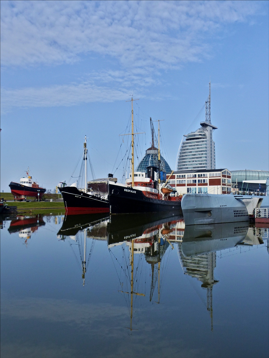 . Bremerhaven am 08.04.2018 bei ruhigem Wasser gelang mir dieser Blick in den Museumshafens mit den Spiegelungen der verschiedenen Schiffe und Gebäude. (Jeanny)