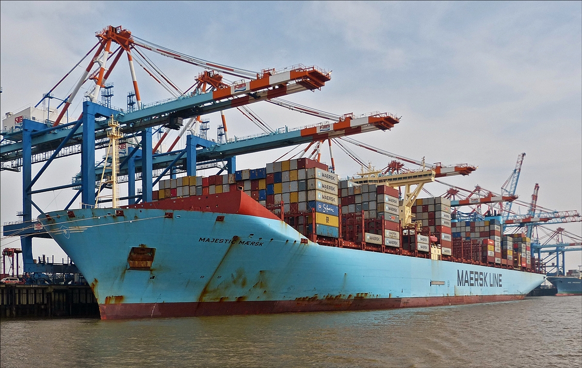 . Containerschiff „MAJESTIC MAERSK“, IMO: 9619919; Bj 2013; L 399 m; B 60 m; Flagge: Dänemark, liegt im Containerhaven von Bremerhaven, etwas Farbe würde dem Schiff auch nicht schaden.  09.04.2018  (Hans) 