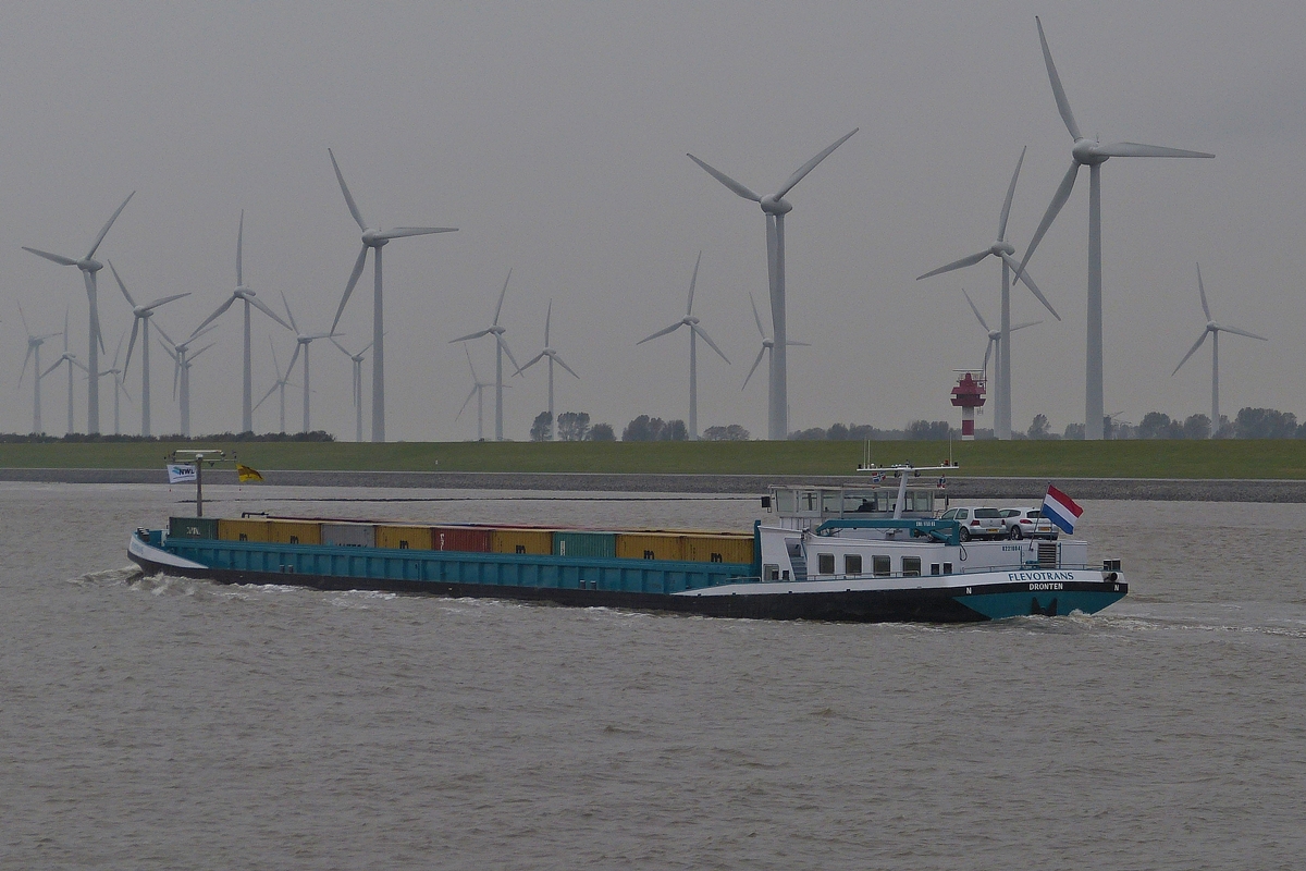 . Containerschiff  FLEVOTRANS, Bj 2002; Euronr: 02210941; L 84,65 m; B 9,60 m; Tg 2,94 m;  T 1577; Bauwerft Damen Shipyards B.V.Bergum. Aufgenommen nahe Emden am 08.10.2014.