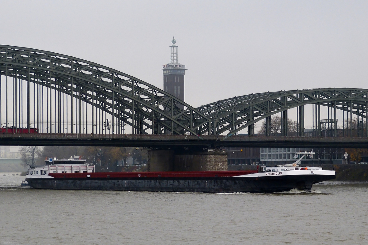 . Containerschiff  METROPOLIS;  gebaut 2009 von der Trico Schiffswerft B.V. in Rotterdam; Euronr 06105155; L 135 m; B 17.35 m;  Tiefg. 3,40 m, T 5155; Flagge Belgien; Eigner J. & B. Hoeykens in Ekeren, aufgenommen auf dem Rhein in Köln am 20.11.2014.  