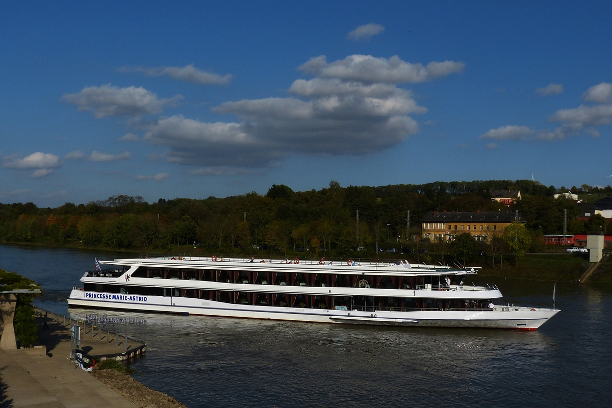 . Das Fahrgastschiff  Marie Astrid  hat seine Gäste von Wasserbillig über die Mosel nach Schengen ins Dreiländereck gebracht, nachdem diese Ausgestiegen sind geht die Reise zurück nach Grevenmacher in ihren Heimathafen. IMO 04808240, L 60 m, B 11,40 m, Flagge Luxemburg.     19.10.2014