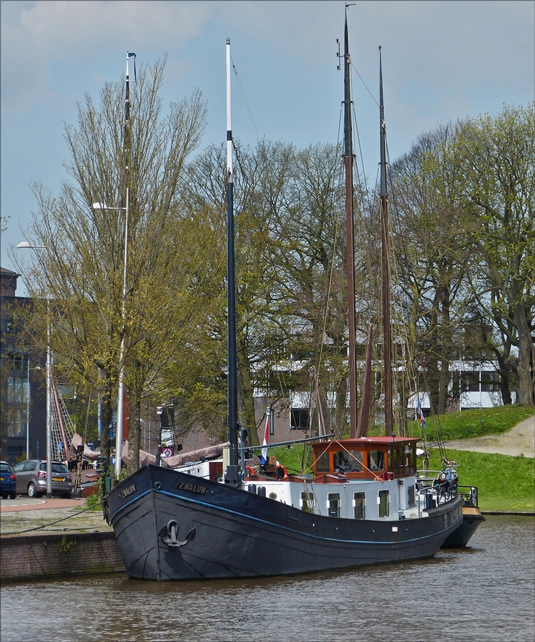. Das Haus- und Segelboot  ZWALUW  liegt in einem der vielen Wasserstaen in Leeuwarden am Ufer.  04.05.2015
