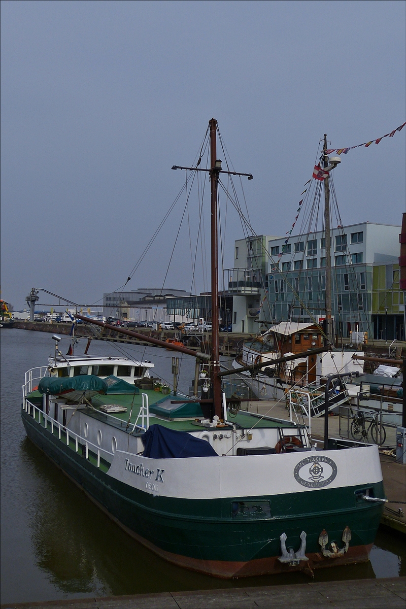 . Das Schiff „Taucher K“ liegt im Fischerei von Bremerhaven vor Anker. Schiffsdaten:  Bj 1873, gebaut von der Bauwerft  Walchen in Elmshorn; L 18 m; B 5 m; Tonnage 50 t, Flagge Deutschland, Heimathafen Bremerhaven.   10.04.2018  (Hans)