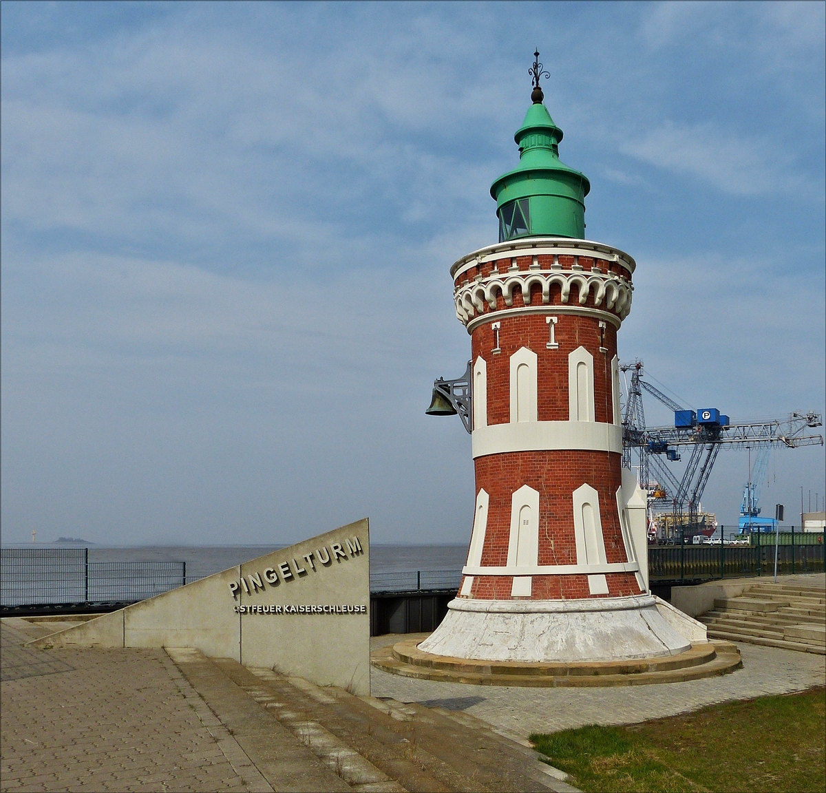 . Der Pingelturm steht nahe der Kaiserschleuse an der Weser in Bremerhaven, er trägt die Nautische Bezeichnung Kaiserschleuse Ostfeuer, ist ca 15 m hoch und hat noch eine in Betrieb befindliche Nebelglocke, 09.04.2018  (Hans)