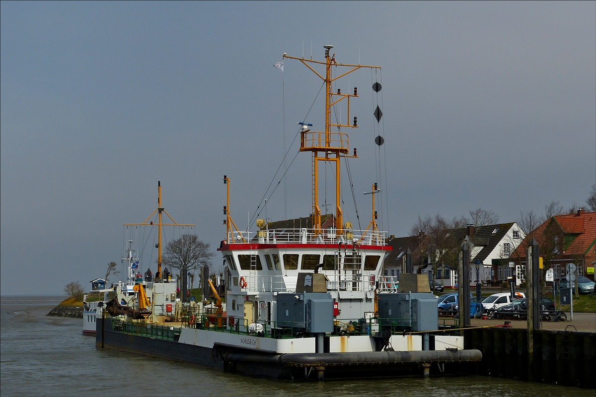 . Der Saugbagger „SEEKRABBE“ (IMO 9059066,)mit Heimathafen Norddeich lag am 12.04.2018 im Hafen von Fedderwardersiel am Kai.  (Hans)