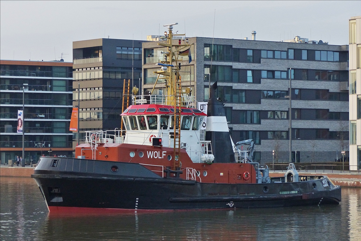 . Der Schlepper „Wolf“, IMO 9036260 wartet im Alten Hafen darauf in die Schleuse einzufahren um an ihren Liegeplatz zurück zu kehren.  08.04.2018  (Jeanny)