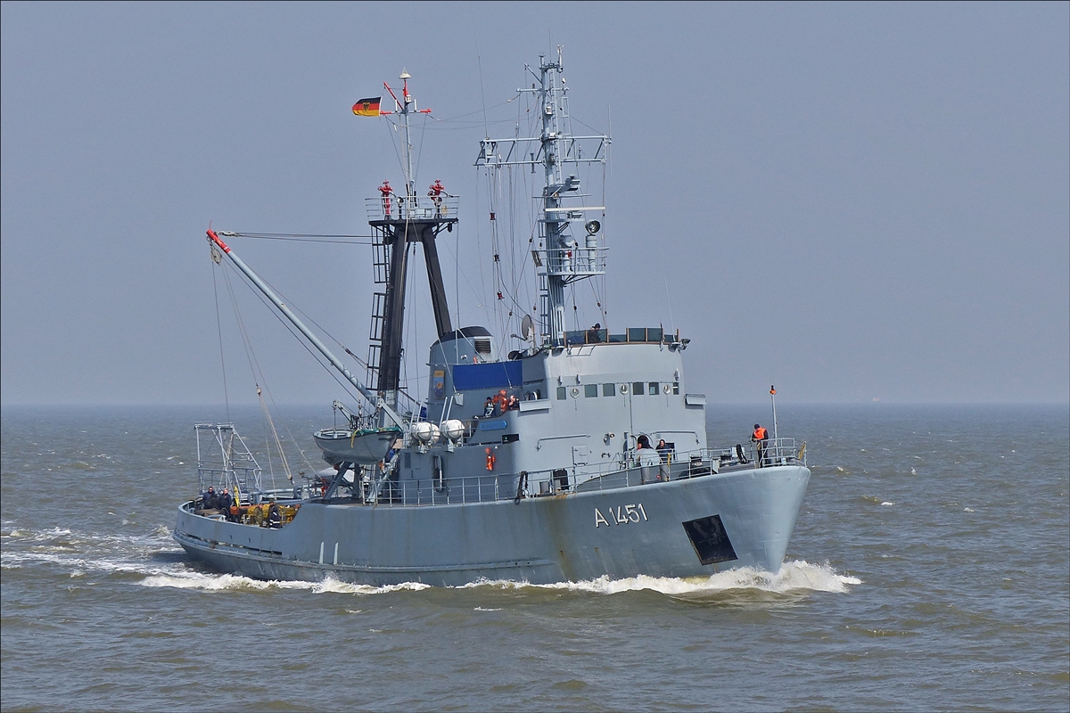 . Der Seeschlepper A 1451 „Wangerooge“ fährt mir am 12.04.2018 nahe Cuxhaven vor die Linse.  (Jeanny)