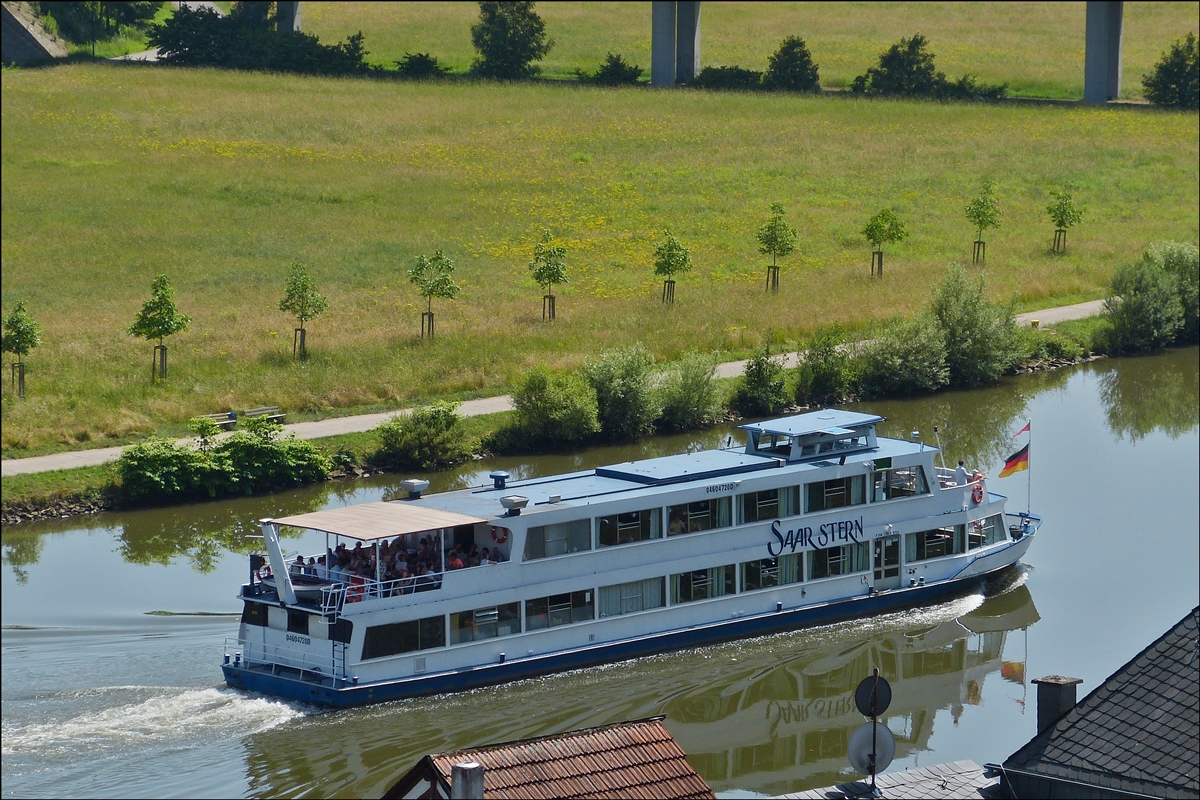 . Die  SAARSTERN  hat soeben die Anlegestelle in Saarburg verlassen und fhrt mit Ihrer Reisegruppe Flussaufwrts auf der Saar an Saarburg vorbei. Schiffsdaten ; Euro Nr 04604720 ;  L 38,50 m; B 6,50 m ; Maschinenleistung 2 x 170 KW (2 x 230 Ps ; Gebaut 1972 von der Schiffswerft Oberwinter in Remagen Oberwinter(D) ; Kapazitt 250 Personen ;  Ex-Name : Karlsruhe   09.06.2014