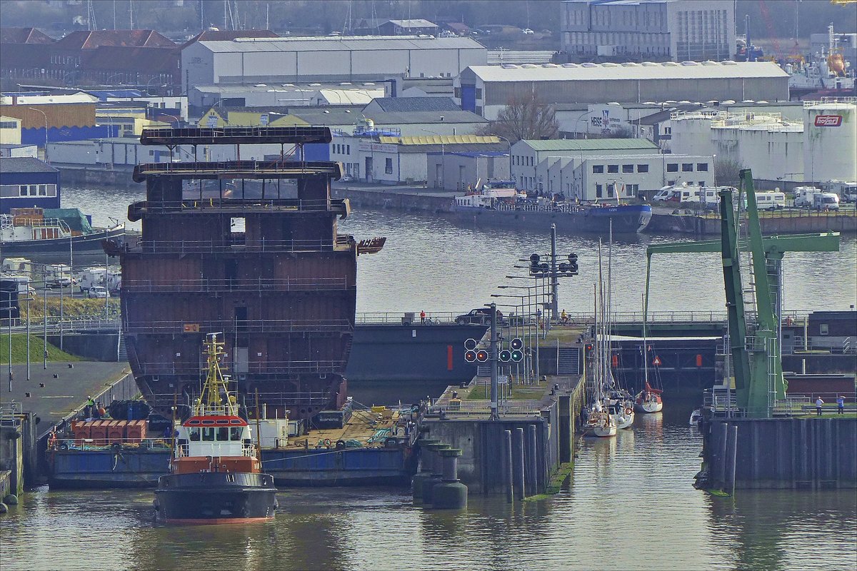 . Die Schleusentore sind geöffnet, somit kann der Schlepper „Wolf“ den Schwerlast Ponton „OFFSHORE BHV 1“ beladen mit einem Schiffsteil, aus der großen Schleuse in die Einfahrt in des Fischereihafen von Bremerhaven ziehen.    08.04.2018  (Jeanny)