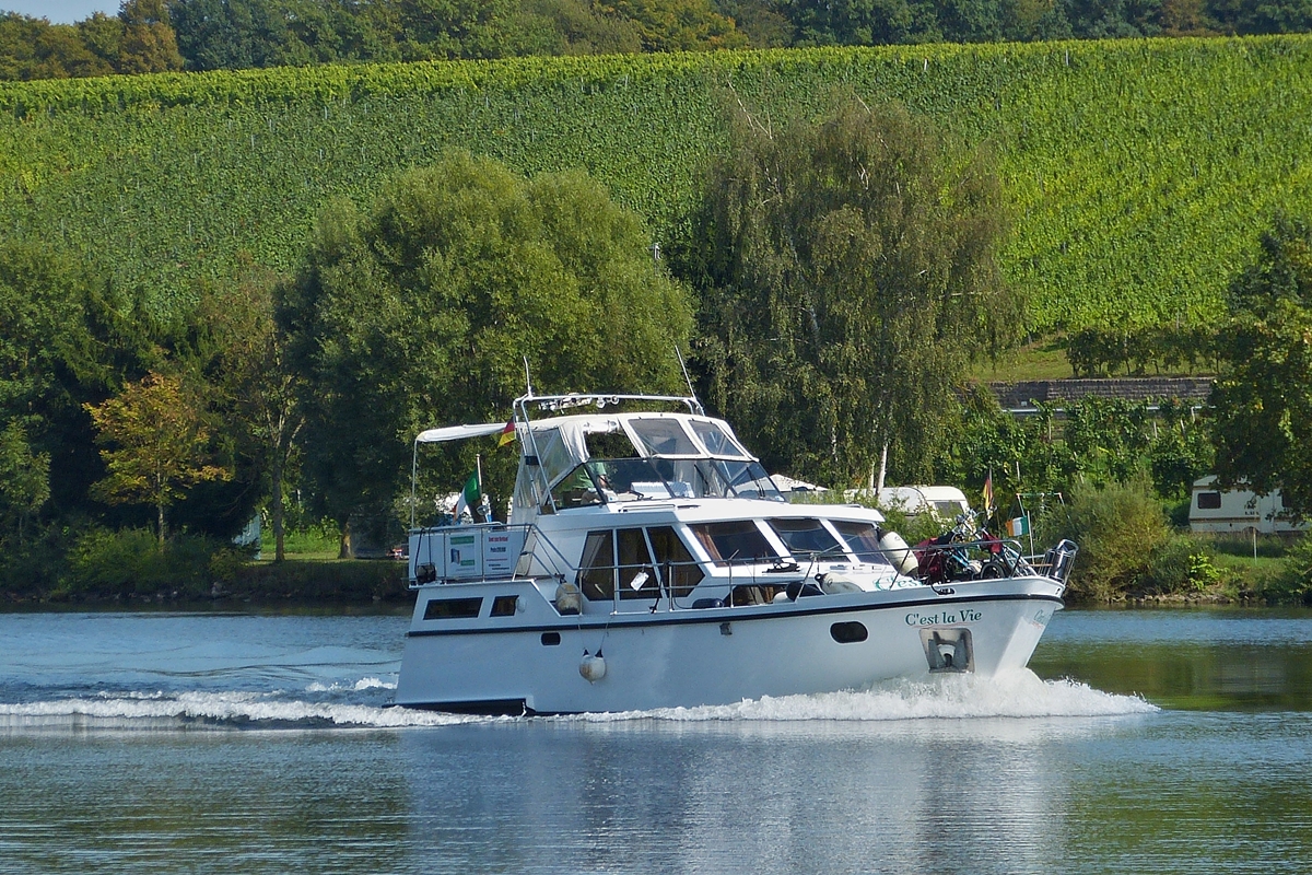 . Diese Jacht mit dem Namen  C'est la Vie  fährt Flußaufwärts auf der mosel nahe Remich an mir vorbei.  19.09.2014