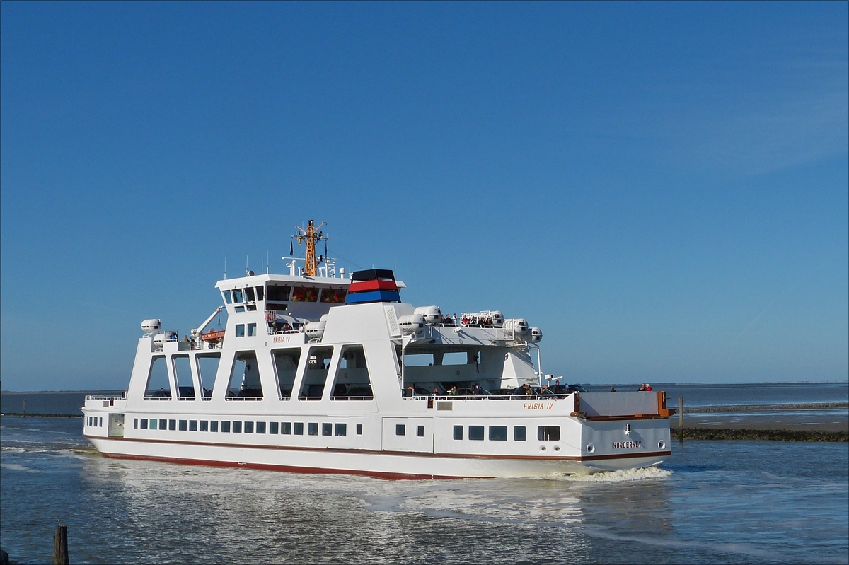 . Doppelendfähre Frisia IV, gebaut 2001 von der Cassens-Werft GmbH in Emden unter der Baunr. 30239, L 70,70 m; B 13,70 m; Maschinenleistung 1880 kW; Geschwindigkeit 12 kn; Heimathafen Norderney, läuft in den Hafen von Norddeich ein. 01.05.2016