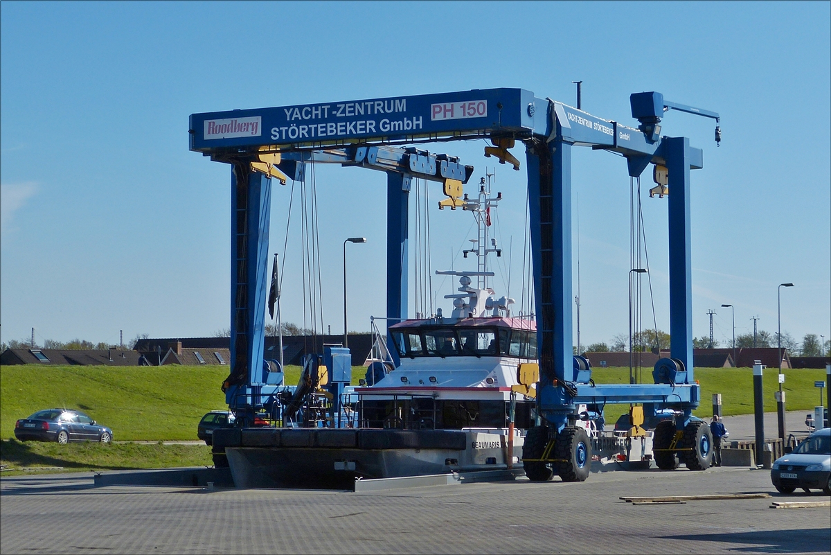 .  Fahrbarer Bootskran ROODBERG PH 150, hat den Katamaran Beaumaris Bay zur kontrolle aus dem Wasser gehoben.  01.05.2016