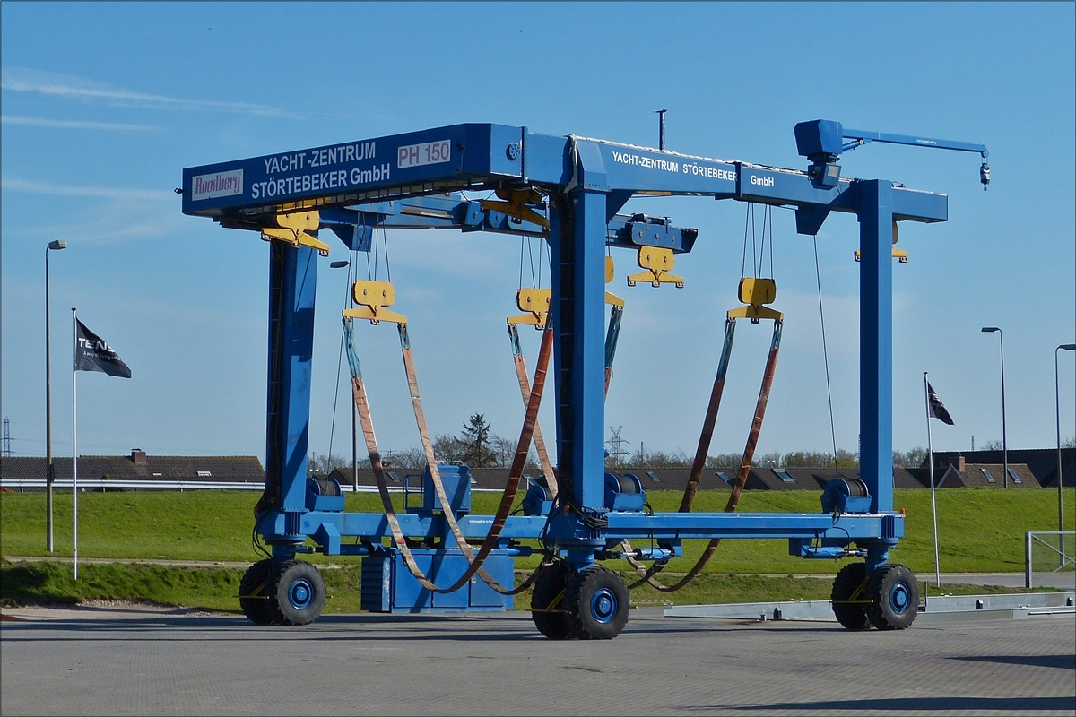 . Fahrbarer Bootskran ROODBERG PH 150, gesehen nahe dem Fischereihafen von Norddeich.  01.05.2016