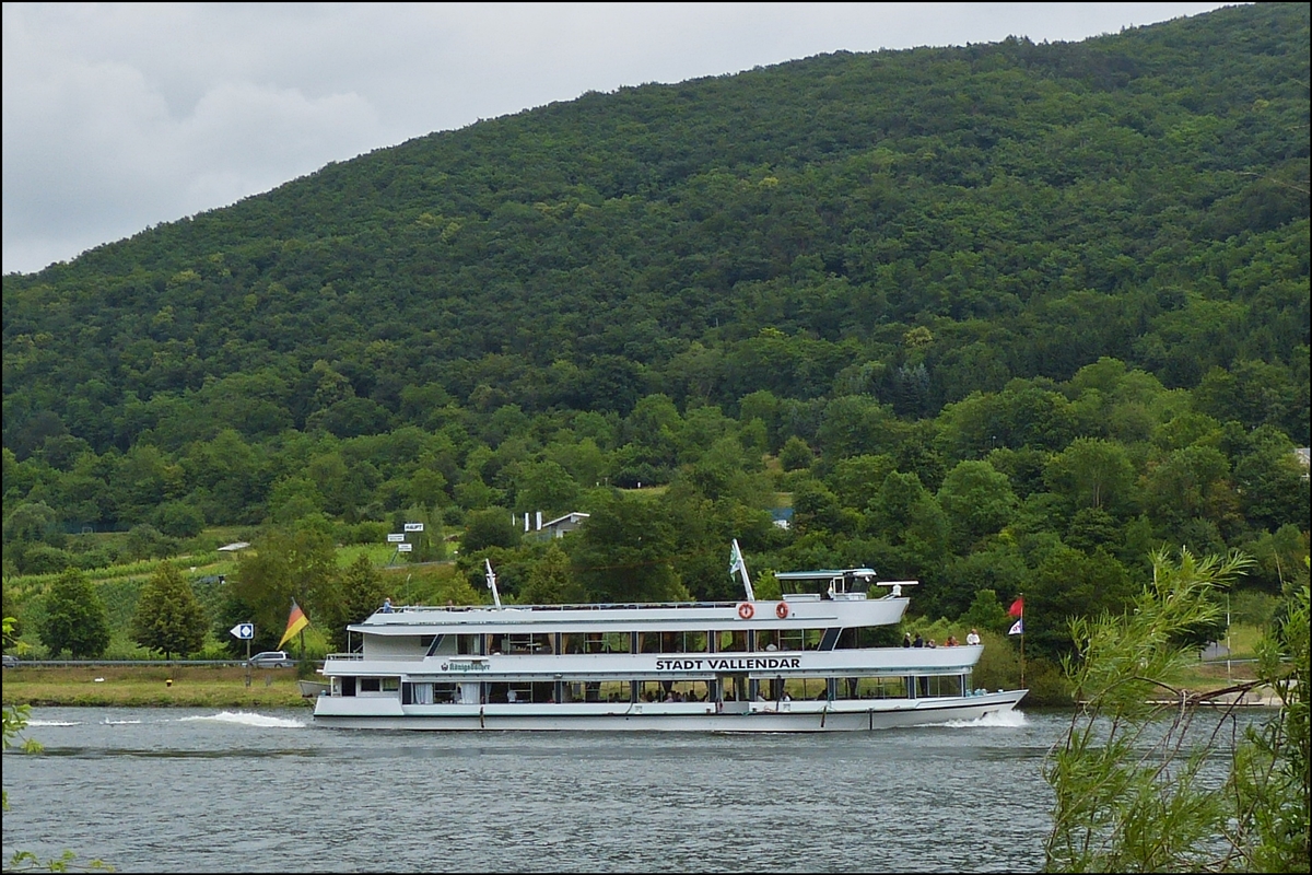 . Fahrgastschiff “STADT VALLENDAR” ; ENI 04305320 ; L 37,50 m ; B 8,20 m ; Kapatzitt 400 Passagiere ; Gebaut 1980 von der Schiffswerft Schmidt GmbH in Remagen-Oberwinter, Eigner : Personenschiffahrt Giles GmbH in Vallendar; gesehen auf der Mosel nahe Lf am 20.06.2014. 