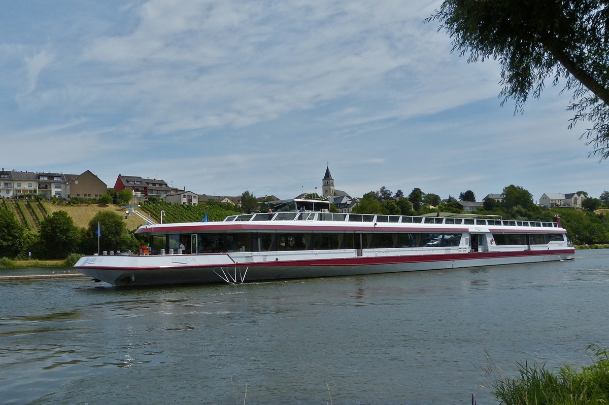 . FGS  RIVERDIVA , IMO 05612980, Bj 1997, fhrt am 12.07.2015 auf der Mosel am Ort Palzem vorbei.