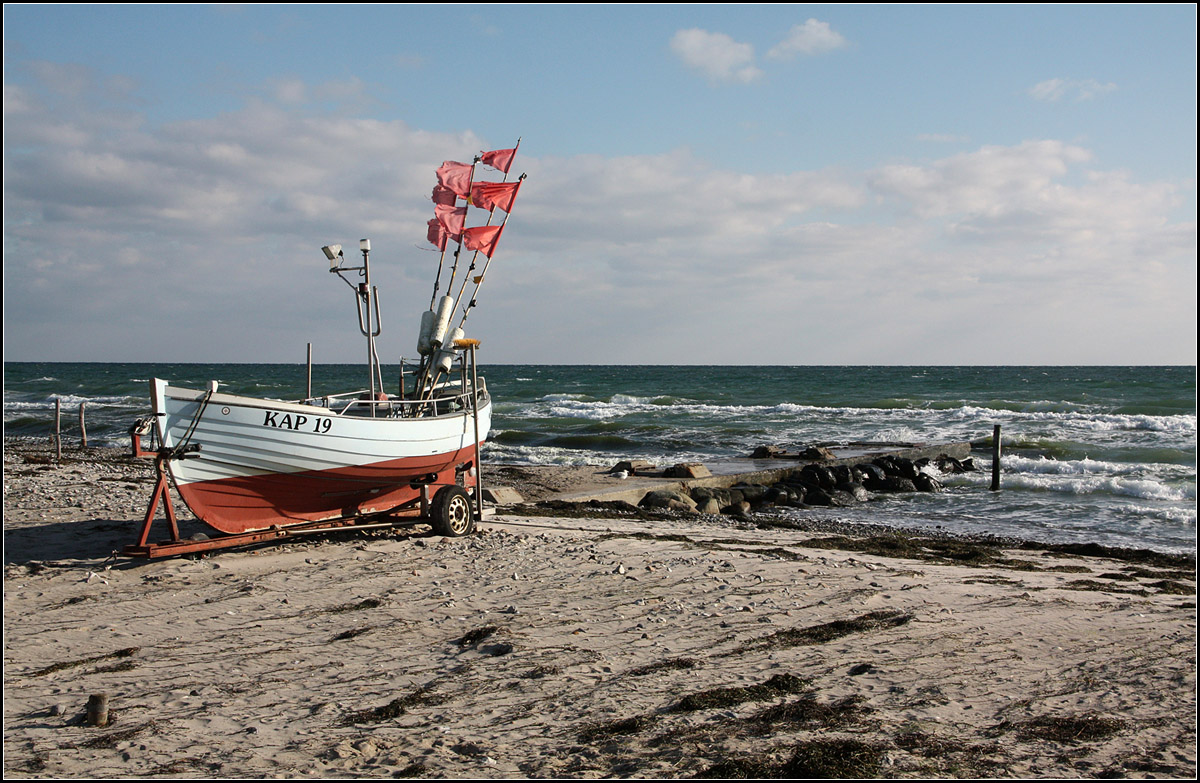 . Fischerboot am Ostseestrand -

KAP 19 SIMON. Nördlich von Damp in der Nähe des Naturschutzgebietes Schwansener See.

12.10.2015 (M)