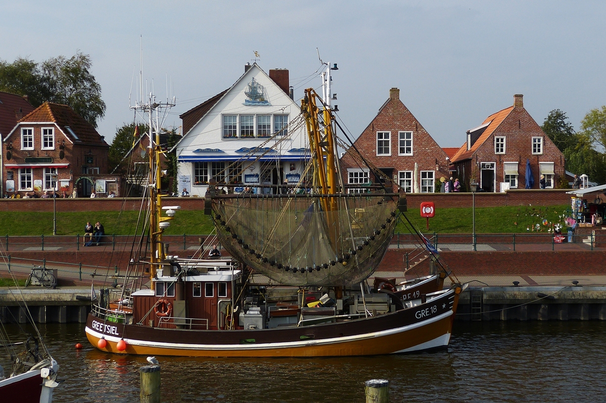 . Fischerboot GRE 18, „Nordstern“  MMSI 211607000; Bj 1975; gebaut von Bltjer – Ditzum;  L 16m; B 4,85 m;  liegt am 06.10.2014 im Fischereihafen von Greetsiel