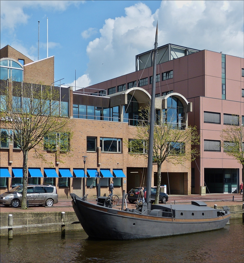 . Fischereiboot  WUTA  Bj 1930, L 14,5 m; B 5 M, liegt im Museumshafen von Leeuwarden.  04.05.2016                                                         Dieser Typ von Schiff lagnormalerweise in der Maas oder im Waal vor Anker und in dem rund 30 Meter langem Netz wurden die mit der stmung mitschwimmenden Fische gefangen, aus diem Grund hatten die Schiffe nie ein Segel am Mast. Auf dem Hhepunkt zwischen 1910 und 1943 auf diese Art zu Fischen bestand die Flotte aus ungefhr 325 solcher Schiffe. Whrend des zweiten Weltkrieges hat die Fangmenge durch Wasserverschmutzung stark abgenommen und es kamm zu eienem schnellen Ende der Flufischerei.