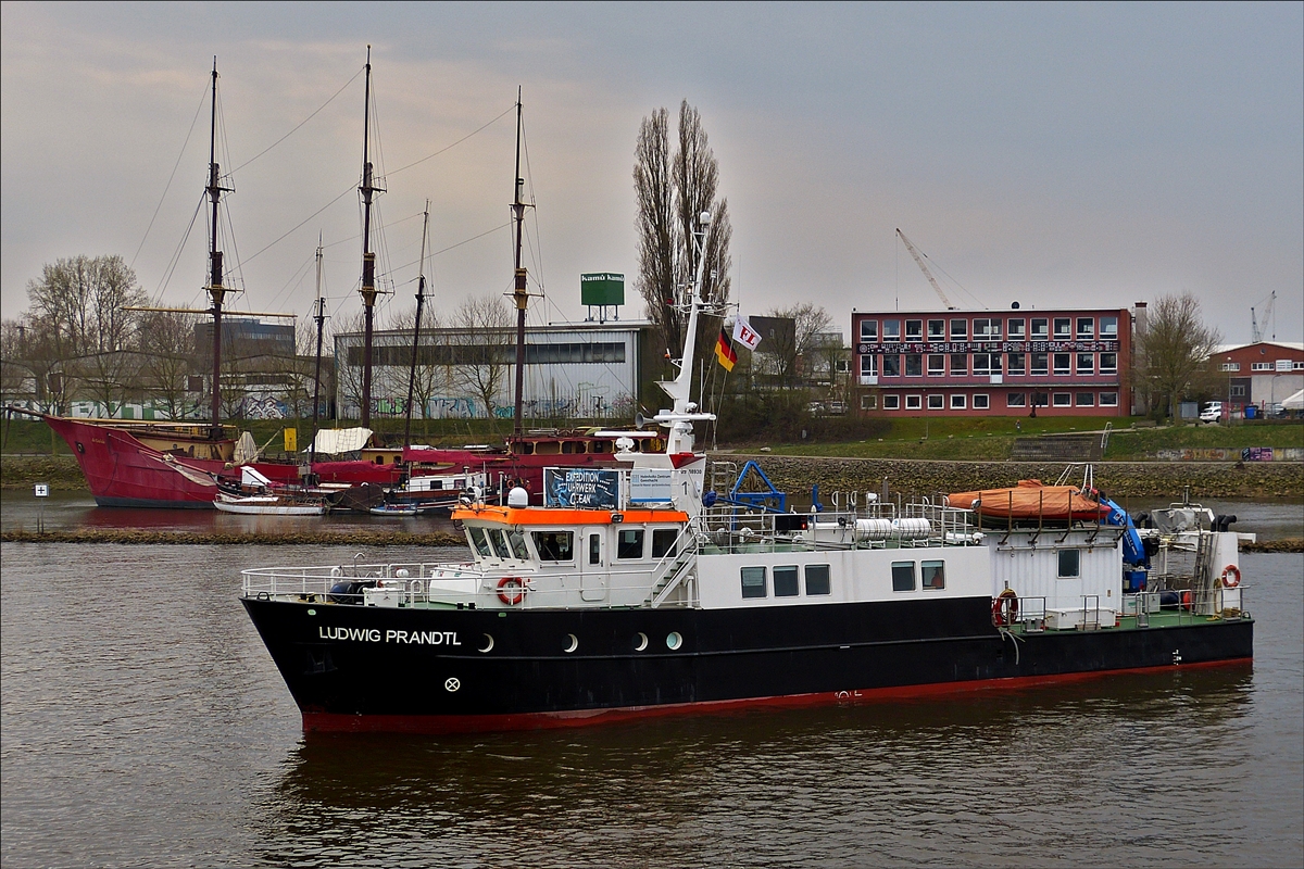 . Forschungsschiff „Ludwig Prandtl“, IMO 8332320; Bj 1983: L 31 m: B 6,10 m; Heimathafen: Hamburg; fährt in Bremen über die Weser.  11.04.2018  (Hans)