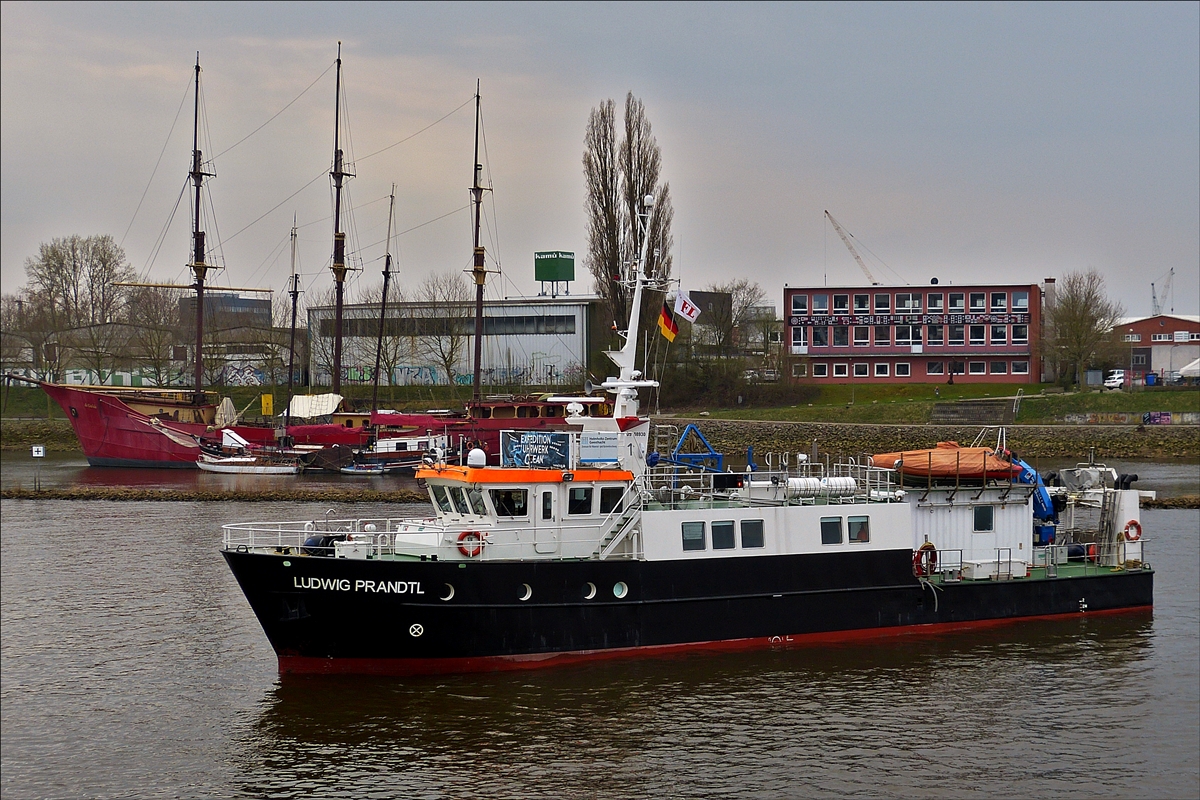 . Forschungsschiff „Ludwig Prandtl“, IMO 8332320; Bj 1983: L 31 m: B 6,10 m; Heimathafen: Hamburg; fährt in Bremen über die Weser.  11.04.2018  (Hans)
