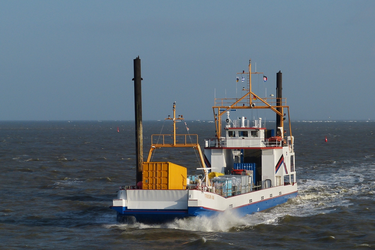 . Frachtfhre Frisia VII auf dem Weg von Norddeich zur Insel Juist. Schiffsdaten: , Bj 1984; IMO-Nr. 8891807 ; L 53 m ; B 9,50 m ; Tiefgang 1,43 m ; max 8,5 kn (16km/h) schnell ; Maschinenleistung 600 kw (816 PS) ; Schiffstyp: Landungsschiff; gebaut von der VEB Oderwerft in Eisenhttenstadt unter der Baunr. 2161 ;  frhere Namen : GSP 65 ; BD 4 ;  hat Platz an Bord fr 13 Pers. kann 300t Fracht aufnehmen, Eigner ist die Aktiengesellschaft Reederei Norden-Frisia.   10.10.2014