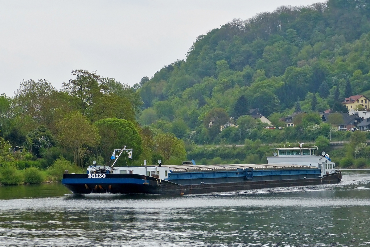 . Frachtschiff  BRIZO,  EU Nr 06000027,   T 2047, L 95 m,   B 10 m,  aufgenommen auf der Mosel bei Oberbillig am 26.04.2014.  Frhere Namen Vera / Breughel.  Gebaut 1973 von der Werft van Langerbrugge in Gent, Eigner P. Bosman aus Antwerpen / Belgien. 