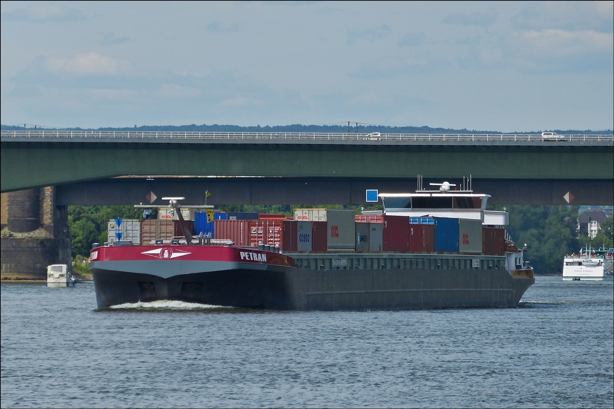 . Frachtschiff Petran; ENI Nr 02332322, Bj 2009, gebaut bei der Dolderman Werft in Dordrecht (NL), Flagge NL,  L 135 m; B 14,20 m; Ladung 5002 T ;   Aufgenommen am 25.05.2014 nahe Lahnstein.