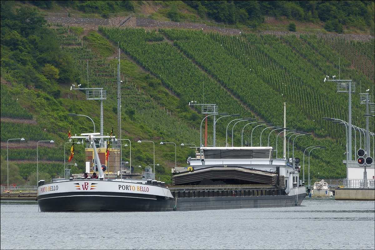 . Frachtschiff  PORTO BELLO ; ENI 02328753 ;  L 110 m ; B 11, 45 m ; T 3225 . Gebaut 2007  von “de Waal Machinefabriek” B.V. in Werkendam ; frherer Name : Geertje ; Flagge Belgien. Aufgenommen beim verlassen der Moselschleuse in Fankel.  21.06.2014  