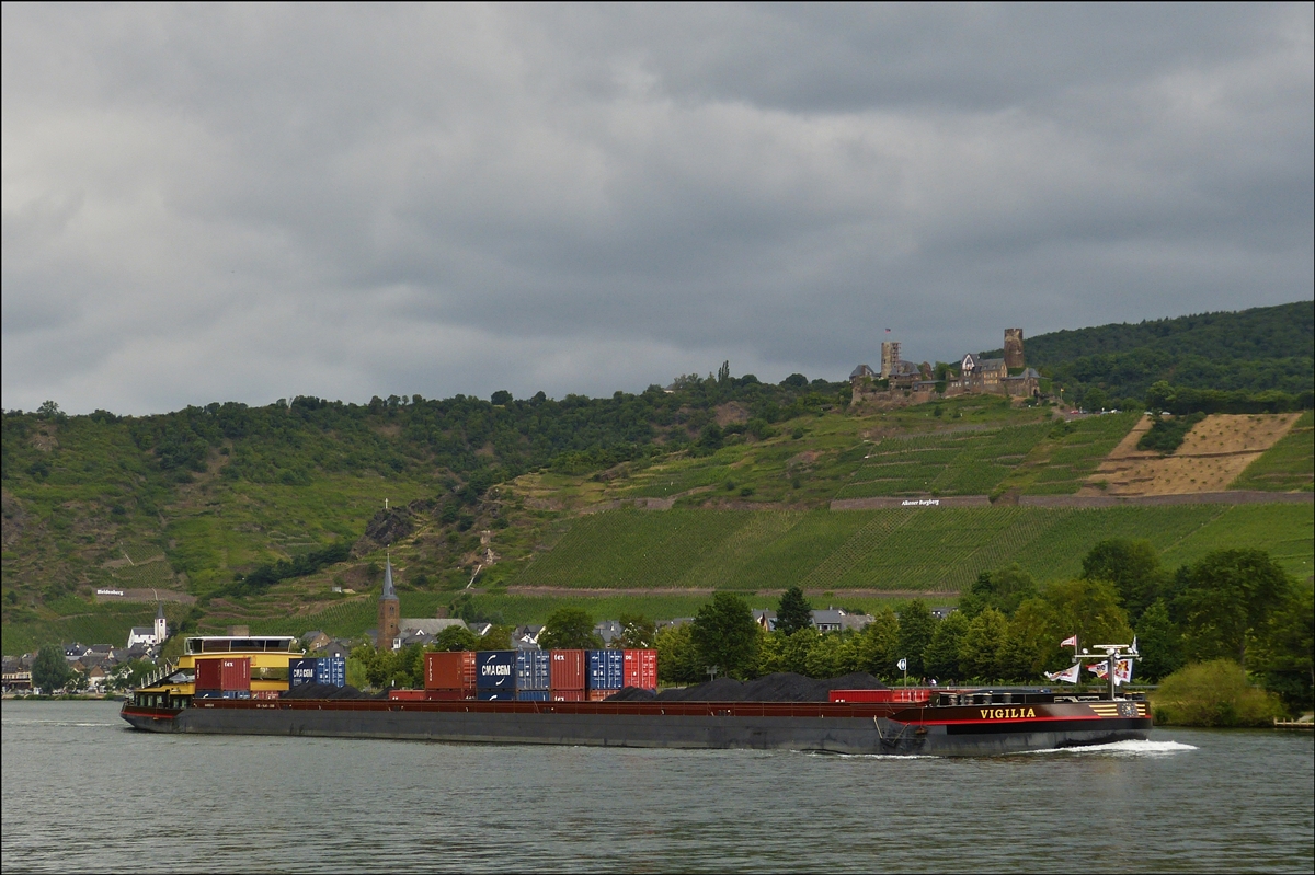 . Frachtschiff  VIGILIA  ; ENI 04806310 ; L 135 m ; B 11, 45 m ; T 3585 ; Gebaut im Jaar 2008 von der Scheepswerf Gelria B.V. in Nijmegen. Das Schiff hat Container und Kohle geladen. Aufgenommen bei Alken mit der Burg Thurant im Hintergrund am 20.06.2014. 