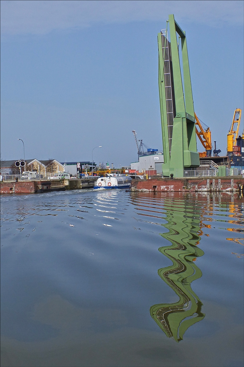 . Gebrochene Spieglung, während das Ausflugboot die geöffnete Brücke passiert wird die Spiegelung gebrochen.  08.04.2018  (Jeanny) 