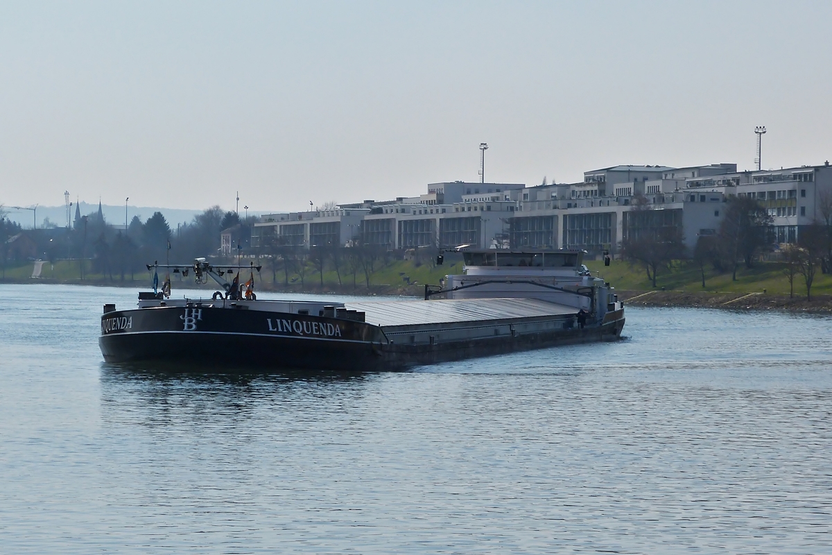 . Gegenlicht Aufnahme des GMS LINQUENDA Euronr. 02325649; Bj 2002; L 110 m; B 11,45 m; Tonnage 2894 t; Gebaut von der Werft Dolderman B.V aus Dordrecht, Ex Namen: Mondeo & Niala.  Aufgenommen auf der Mosel nahe Wasserbillig am 17.03.2015  