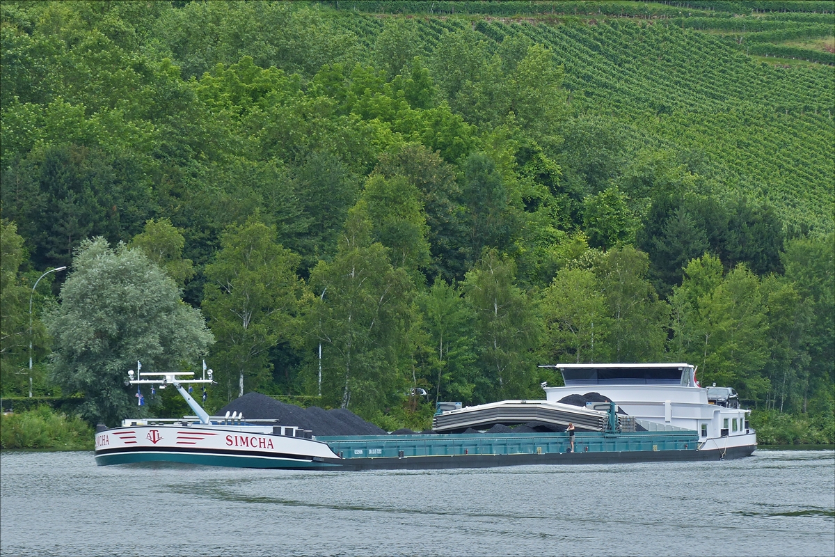 . GMS SIMCHA,ENI 02329886, L 110 m; B 11,45 m; t 3212, aufgenommen auf der Mosel Flußaufwärts nahe Machtum.  17.07.2016 (Jeanny) 