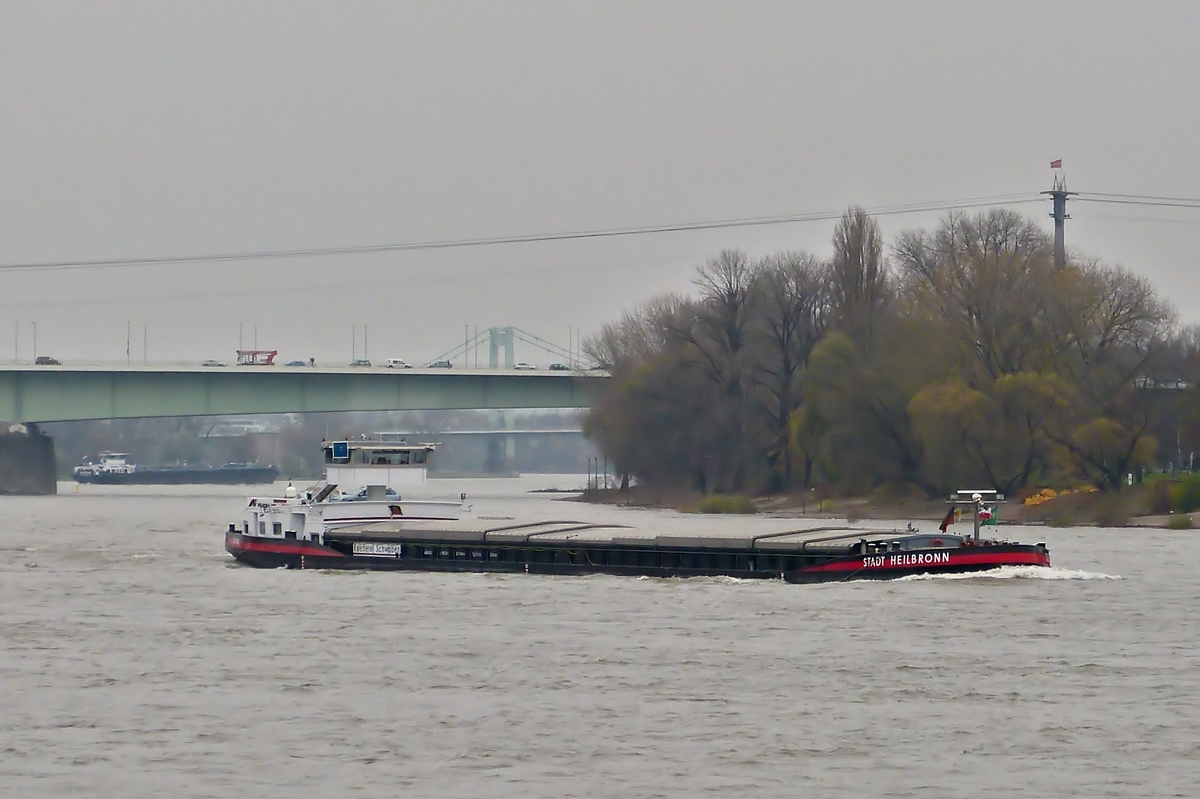 . GMS   STADT HEILBRONN  Euronr. 04804670, gebaut 2006 von der Scheepswerft Gelria B.V. in Nijmegen; L 105 m; B 11,44 m; Tiefg. 3.13 m ; T 2619; Flagge  D;  Eigner ist die Reederei Schwaben GmbH in Heilbronn, aufgenommen auf dem Rhein nahe Köln am 20.11.2014