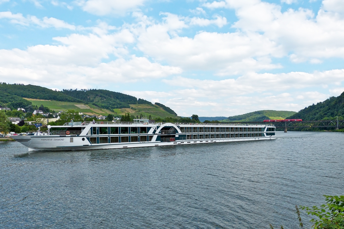 . Hotelschiff ”AMADEUS DIAMOND”, ENI 04807380 ; gebaut 2008 von der Scheepswerft be Hoop B.V. in Lobith ; L 114 m ; B 11,40 m ; Kapatzität 148 Passagierd in 62 Kabinen und 12 Suiten ; auf der Mosel nahe Bullay am 21.06.2014