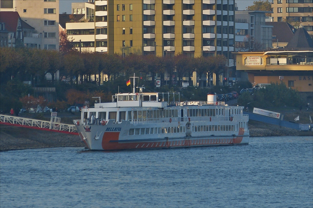 . Hotelschiff Bellriva  Euronr 07001702; Bj 2007; L 104,64 m; B 11,60 m; Passagiere 205; hat am Kai in Köln angelegt. 31.10.2015 