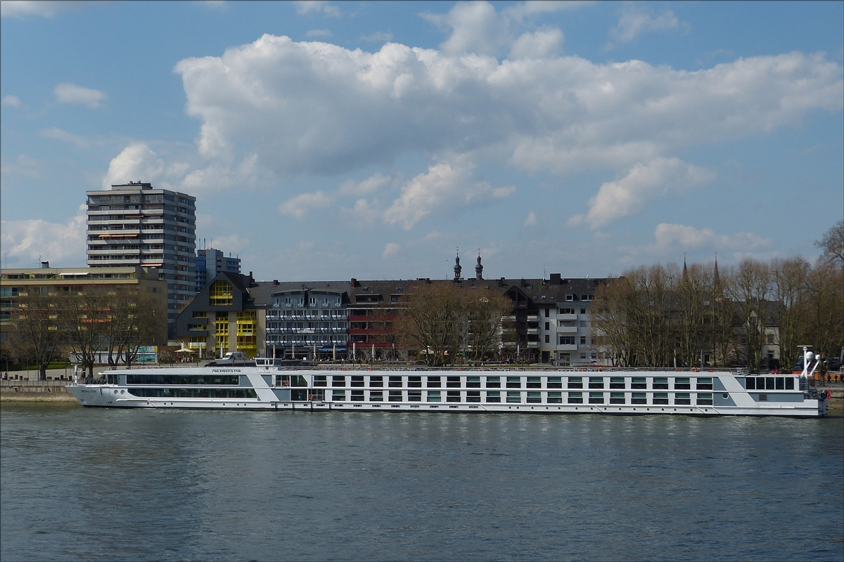 . Hotelschiff EMERALD Star, hat für eine kurze Pause in Koblenz angelegt.  09.04.2016