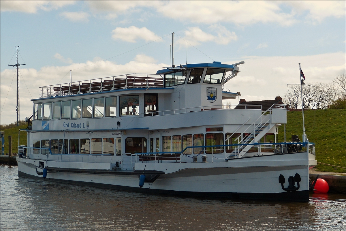 . Im Haffengebiet von Greetsiel liegt das Fahrgastschiff Graf Edzard I. für eine Gewässerrundfahrt bereit.  01.05.2016 