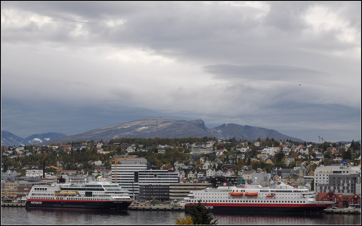 . In Tromsø -

...die beiden Hurtigrutenschiffe TROLLFJORD, Baujahr 2002 und NORDKAPP, Baujahr 1995.

13.09.2016 (J)