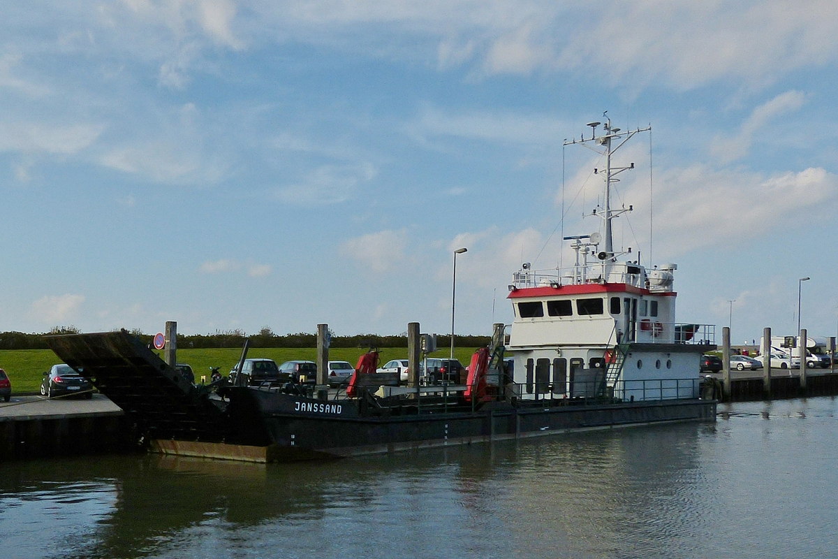 . Inselversorger Janssand, L 30 m; B 7 m, Tg 1,50 m, Eigner Niedersächsischer  Landesbetrieb für Wasserwirtschaft und Küsten und Naturschutz in Norden, liegt am 10.10.2014 im Bootshafen von Norddeich.