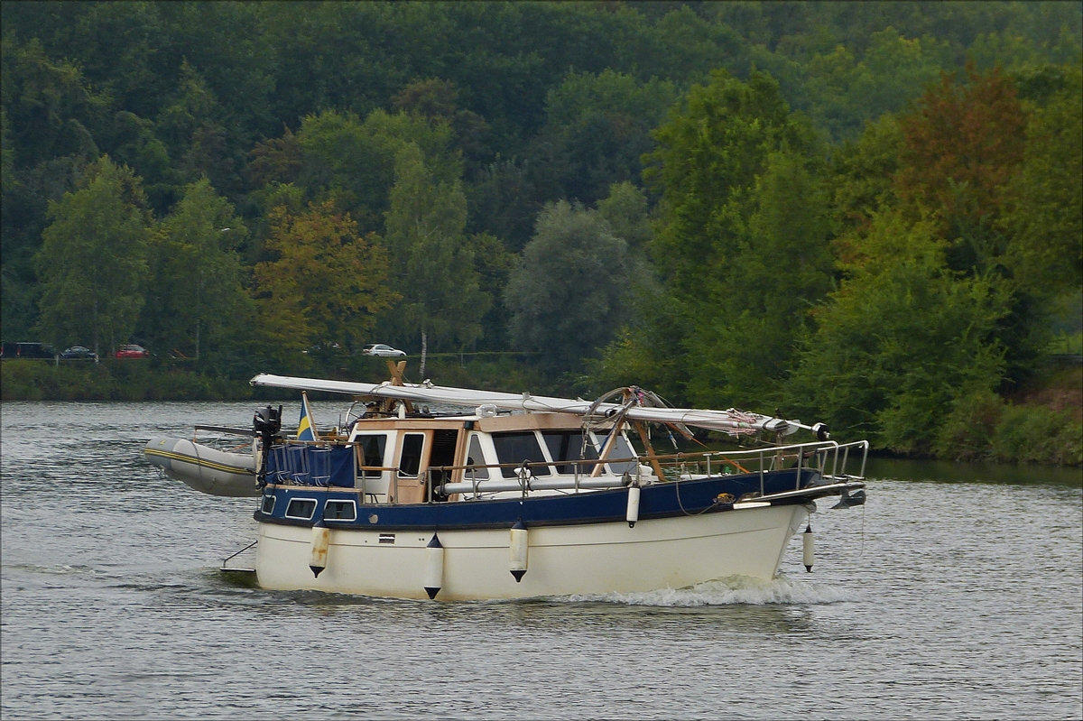 . Kleine Jacht ohne Namen unterwegs auf der Mosel nahe Machtum am 18.09.2016