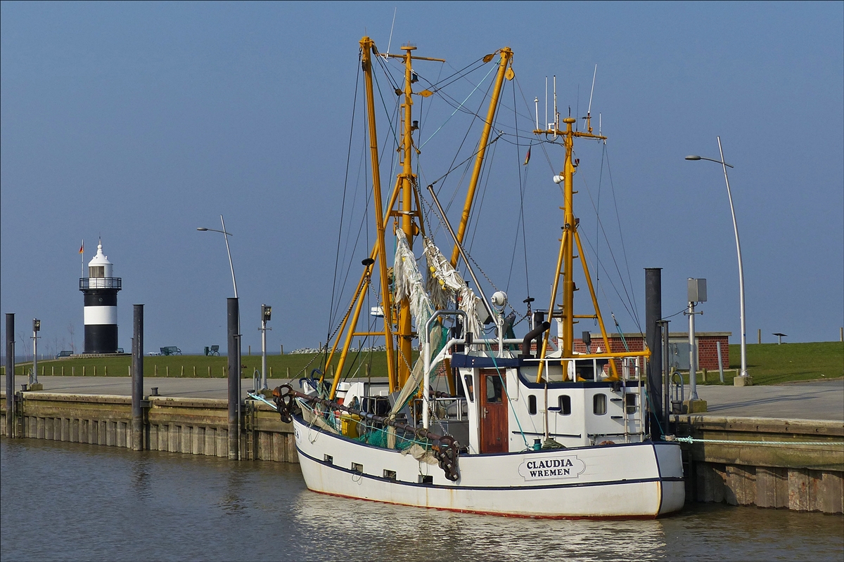 . Krabbenkutter Claudia Wremen (WRE 6), liegt im Fischereihafen von Wremen am Kai.  12.04.2018  (Jeanny)