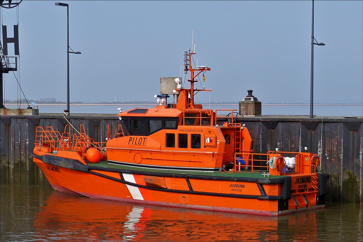 . Lotsenboot Pilot „Jasmund“ warte in der Schleuseneinfahrt nahe Bremerhaven auf ihren nächsten Einsatz.  08.04.2018  (Hans) 