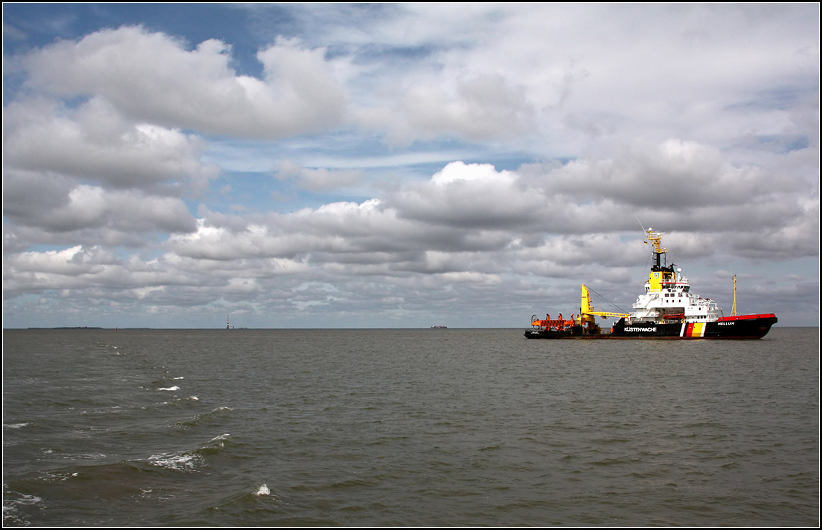 . Mellum und MELLUM -

Links am Horizont ist die Insel Mellum zu erkennen, während deutlicher zu sehen auf der rechten Seite das Küstenwachschiff MELLUM unterwegs ist. Dazwischen ist der Radarturm Hooksielplate und eine Containerschiff in Richtung Bremen zu sehen.

08.08.2015 (M)