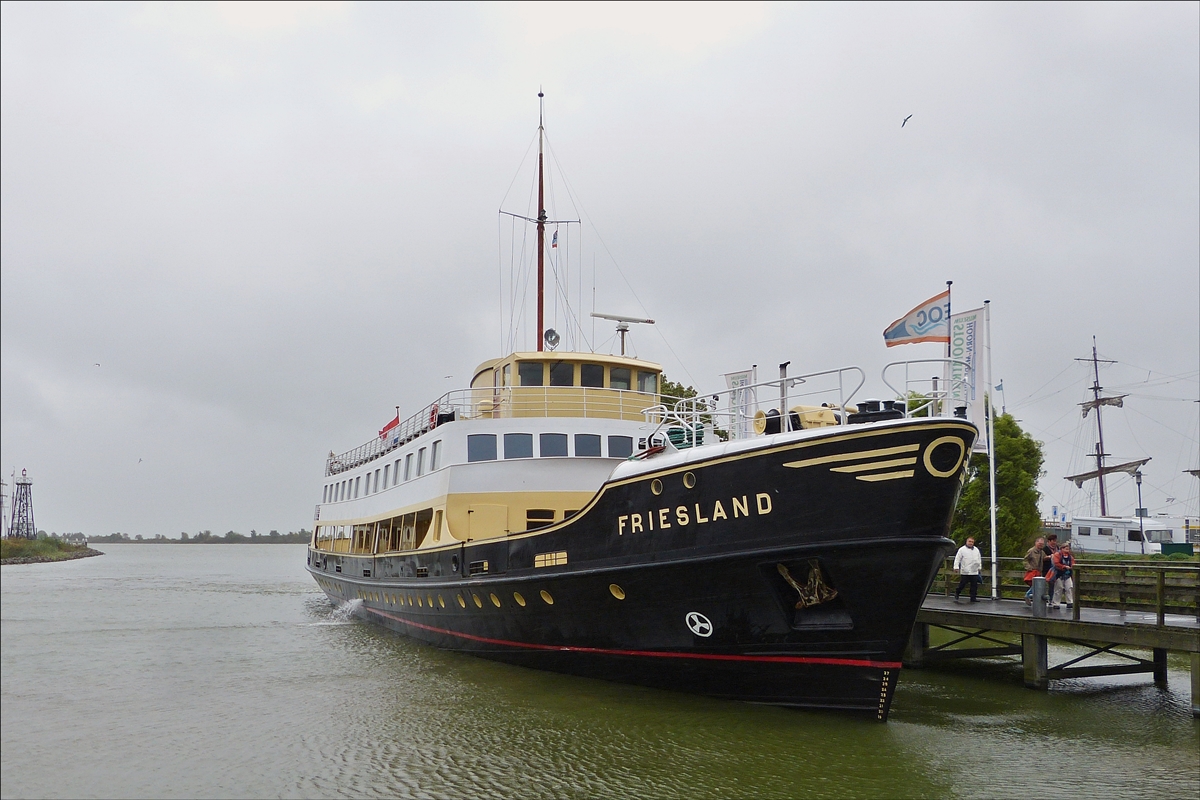 . MS „FRIESLAND“, IMO Nr. 5121562; gebaut 1956 von der NV Scheepswerf en Maschinefabriek Alphen, P. De Vries Lentsch in Alphen am Rhein; L 52,17 m; B 9,68 m; Tiefgang 2,40 m; Passagiere 1000; Motorleistung 625 PS; Heimathafen Terschelling. Sie fährt die Passagiere der „Museumstoomtram Hoorn“ welche die Rundfahrt Hoorn - Medemblik mit dem Dampfzug; Medemblik - Enkhuizen und mit der NS von Enkhuizen nach Hoorn gebucht haben.  30.09.2016