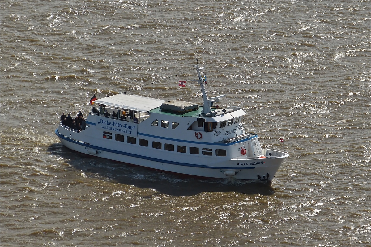 . MS Geestemünde, im Einsatz zu den Dicke-Pötte Weserrundfahrt, gebaut 1975 von der Husumer Schiffswerft in Husum; L 30,5 m; B 6,20 m; Motorleistung 294 kW; Geschwindigkeit 9,5 kn; kann max 150 Passagiere an Bord nehmen. Aufgenommen von der Aussichtplattform vom Atlantic Hotel in Bremerhaven.  03.05.2016