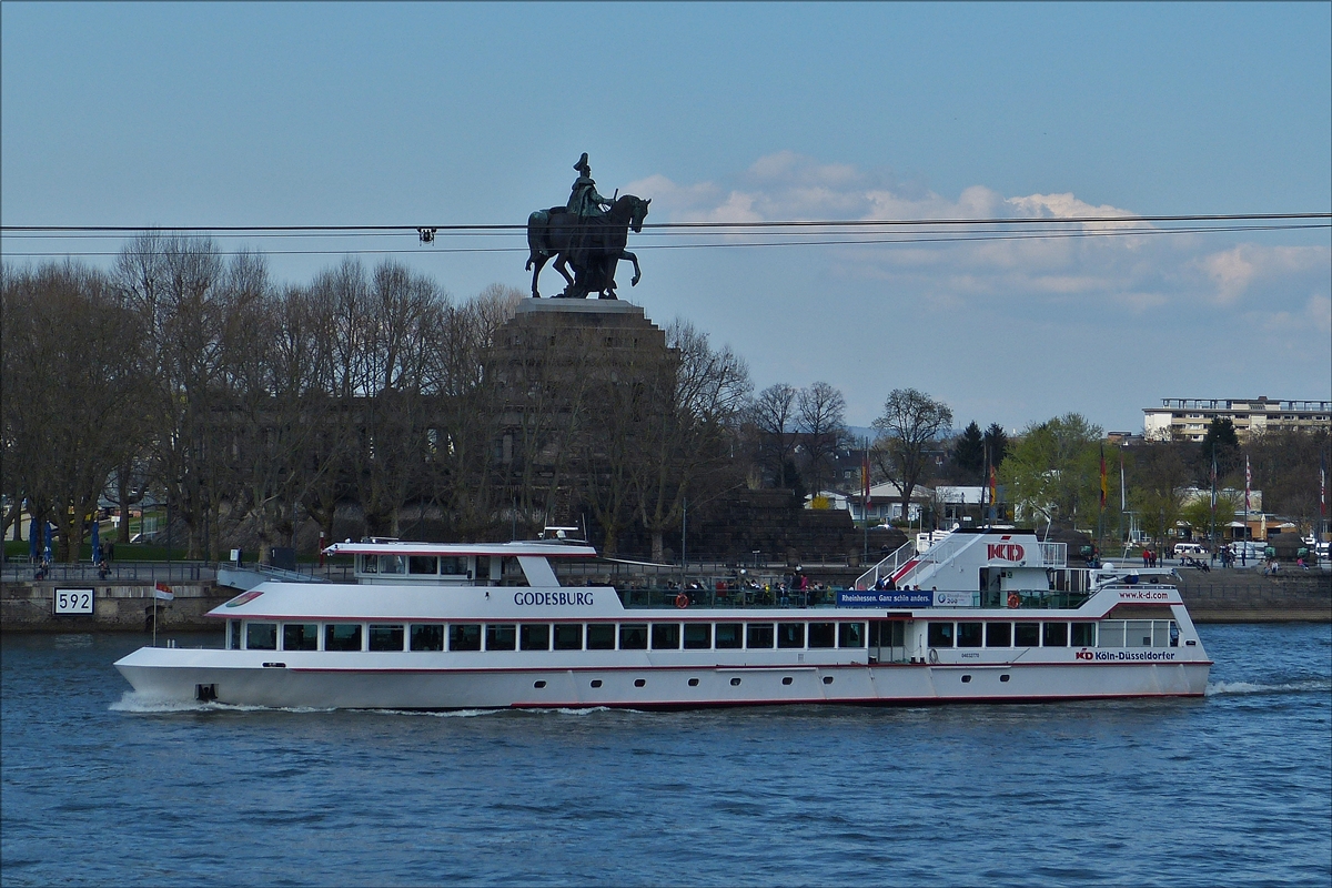 . MS Godesburg; Bj 1994; ENI 04032770; L 65,90 m; B 11,40 m; Tg 1,30 m; Platzangebot bis zu 600 Passagiere, auf dem Rhein nahe Koblenz.  09.04.2016.