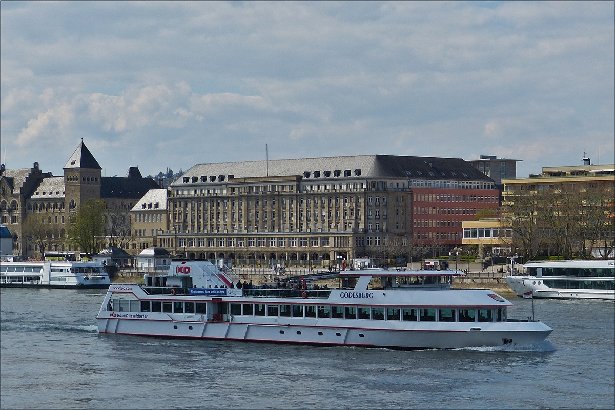 . MS Godesburg wird in kürze am Ufer in Koblenz anlegen. 09.04.2016 